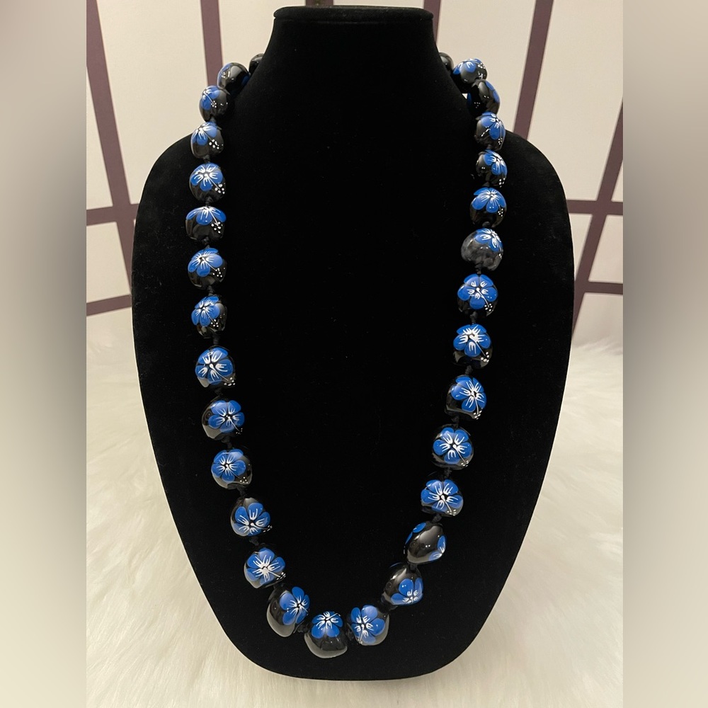Hawaiian Style Kukui Nut Necklace Hand
Painted  Hibiscus Lei - Picture 3 of 5